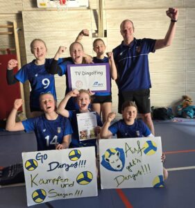 Erfolgreicher Saisonabschluss mit Platz sieben auf bayerischer Ebene: die U13-Volleyball-Mädchen des TV Dingolfing (Foto: Andreas Schmid) 